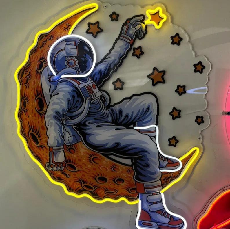 Ay'da Yatan Astronot Neon Led Gece Lambası